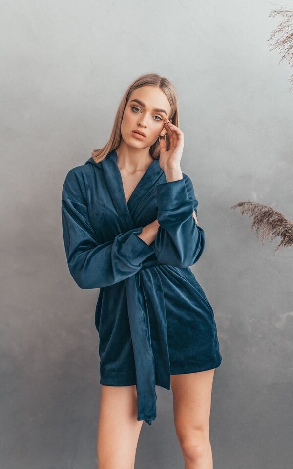 Tamsiai mėlynos spalvos chalatas